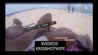 Kriss Hotwife é Abordada Por 2 Desconhecidos Na Praia Enquanto Se Masturbava